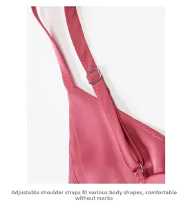 Dettaglio delle spalline regolabili in raso rosa con fibbie in metallo argento