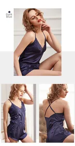 Détails du pyjama en soie bleu foncé avec bordure en dentelle et bretelles croisées