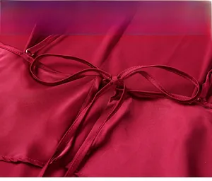 Vue détaillée de la texture du satin rouge foncé et de la finition du cordon de serrage