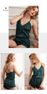 Détails de l'ensemble pyjama en satin vert foncé avec dentelle en V et bretelles croisées