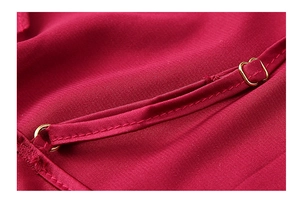 Vue détaillée de la bretelle fine ajustable avec des boucles en métal doré de qualité