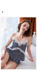 Détail de l'ensemble pyjama à rayures noires et blanches avec bordure en dentelle blanche