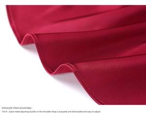 Vue détaillée du satin bordeaux avec bretelles réglables et boucles métalliques