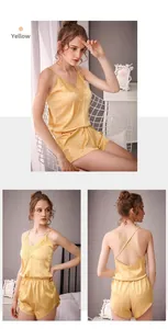Détails du pyjama en satin de soie jaune avec dentelle et fines bretelles croisées