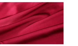 Vue macro d'un tissu satiné rouge lisse avec une texture soyeuse et un drapé doux