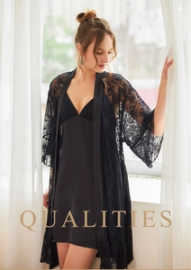 Détail de l'ensemble nuisette en satin noir avec peignoir en dentelle florale