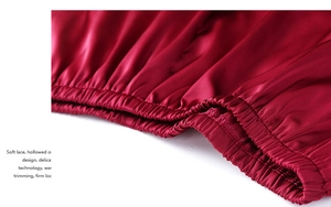 Détail du pyjama en satin rouge montrant la taille élastique et les coutures fines