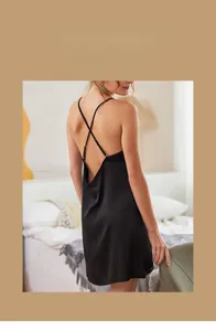 Détail du dos d'une nuisette en soie noire avec de fines bretelles croisées élégantes