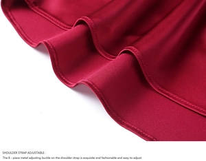 Détail de l'ourlet de pyjama en satin de soie bordeaux avec des coutures de haute qualité