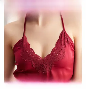 Détail du décolleté en V profond avec dentelle florale délicate sur nuisette en satin