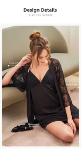 Détail d'un ensemble de nuit 2 pièces en soie noire avec dentelle florale raffinée