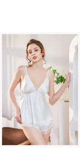 Detail eines weißen Satin-Unterhemds mit tiefem V-Ausschnitt und zarter Spitze am Saum