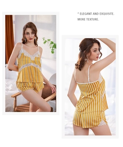Détail d'un ensemble de nuit en satin à rayures jaunes avec dentelle et col en V