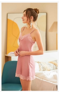 Détail de la chemise de nuit en soie rose avec dentelle délicate et col en V profond