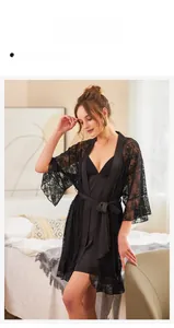 Détail d'un ensemble nuisette en dentelle noire avec cardigan transparent et ceinture soyeuse