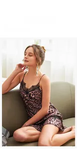 Détails d'une nuisette léopard avec dentelle de cils noire et texture en satin