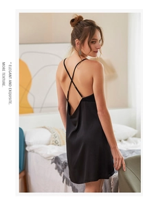 Détail d'une nuisette en satin noir avec bretelles croisées élégantes et dos nu raffiné