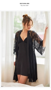 Détail du peignoir en dentelle florale noire avec une chemise en satin soyeux