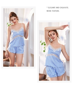 Détail de l'ensemble de nuit en satin rayé bleu avec dentelle blanche et col en V