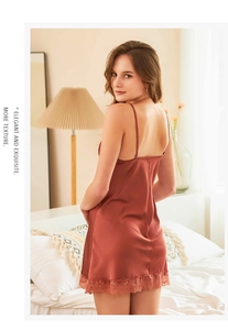 Gros plan sur la nuisette en satin marron rouge avec détails de dentelle délicats