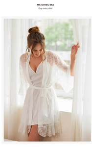 Détail de l'ensemble peignoir rose séchée avec dentelle florale fine et ceinture en satin