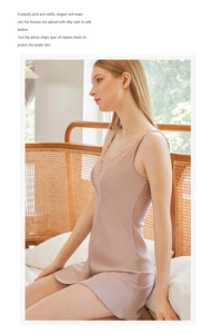Dettaglio di una camicia da notte in seta rosa cipria con pizzo su una modella