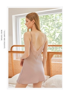 Dettaglio della schiena con pizzo di questa elegante camicia da notte rosa effetto seta
