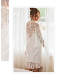 Peignoir détaillé en dentelle florale blanche avec bords festonnés et ceinture