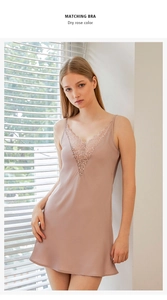 Dettaglio della scollatura a V in pizzo su una camicia da notte in raso rosa antico