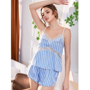 Ensemble pyjama en satin de soie rayé bleu pour femme avec dentelle et décolleté