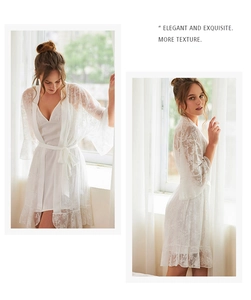 Detail eines weißen Spitzen-Nachtwäsche-Sets mit floralen Texturen und Satin-Nachthemd