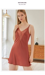 Dettaglio camicia da notte in seta rosa antico con scollo a V in pizzo e spalline fini