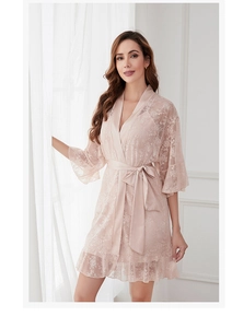 Peignoir court en dentelle rose pâle avec motifs floraux et ceinture en satin à nouer