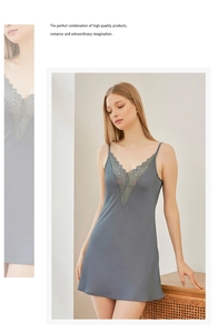 Dettaglio di una camicia da notte in seta grigia con bordo in pizzo sul collo a V