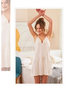 Detailansicht weißes Satin-Nachthemd mit zarter Spitzenstickerei am tiefen V-Ausschnitt