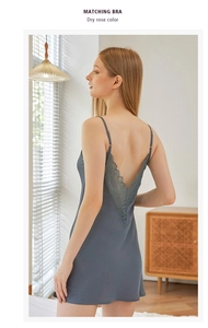 Dettaglio della camicia da notte in raso blu grigio con pizzo elegante e profondo scollo a V