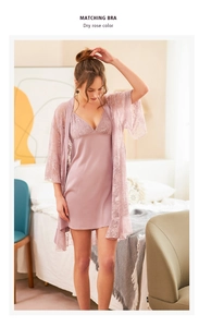 Détail de pyjama en soie glacée rose sec avec broderie en dentelle et robe satinée