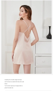 Detail der rosa Satin-Nachtwäsche mit tiefem V-Rücken und Überkreuz-Trägern