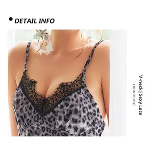 Détail de la nuisette à imprimé léopard avec col en V et bordure en dentelle cil