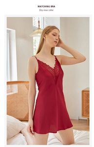 Dettaglio di camicia da notte in seta rosa secca con scollo a V in pizzo e reggiseno