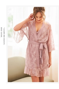 Détail d'un ensemble peignoir en dentelle rose avec ceinture en soie et volants