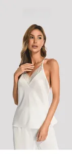 Détail de l'ensemble de pyjama en soie blanc perle avec dentelle élégante au décolleté