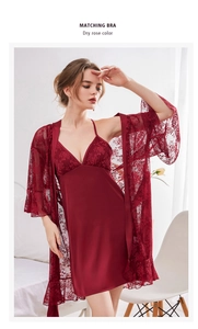 Détail de nuisette en soie glacée rose fanée avec robe en dentelle florale