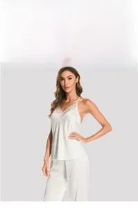 Détail de la dentelle col en V et du tissu soyeux blanc perle du haut de pyjama