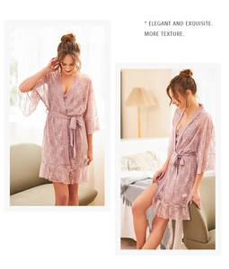 Detailansicht des eleganten rosa Spitzenmantels mit seidigem Bindegürtel und Unterkleid