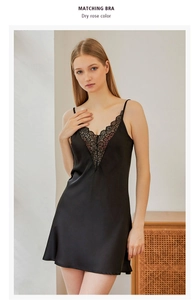 Dettaglio della camicia da notte in raso nero con profondo scollo a V e bordo in pizzo