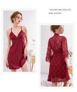 Vue détaillée de l'ensemble nuisette en satin bordeaux avec dentelle et peignoir transparent