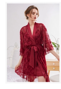 Détail de l'ensemble peignoir en dentelle rouge avec ceinture en satin et manches transparentes