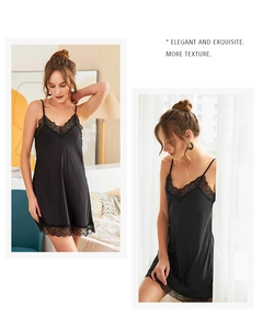 Détails de la nuisette élégante en satin noir avec dentelle de cils et décolleté en V profond