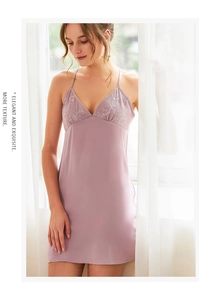 Feines Detail des hellvioletten Seidensatin-Nachthemds mit filigranem floralem Spitzenbesatz